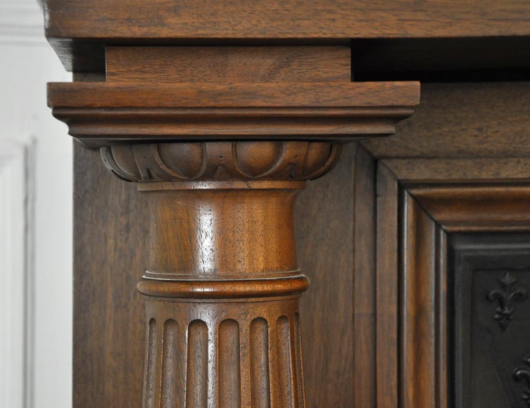 Grande cheminée ancienne en noyer sculpté de style Néo-Renaissance avec heaume de chevalier Grande cheminée ancienne en noyer sculpté de style Néo-Renaissance avec heaume de chevalier-5