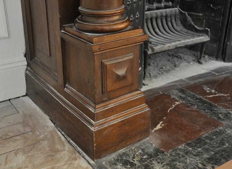 Grande cheminée ancienne en noyer sculpté de style Néo-Renaissance avec heaume de chevalier Grande cheminée ancienne en noyer sculpté de style Néo-Renaissance avec heaume de chevalier-6