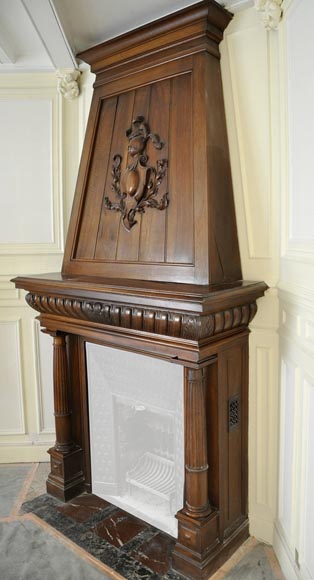 Grande cheminée ancienne en noyer sculpté de style Néo-Renaissance avec heaume de chevalier Grande cheminée ancienne en noyer sculpté de style Néo-Renaissance avec heaume de chevalier-7