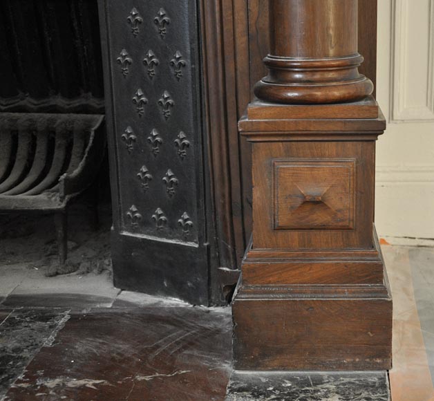 Grande cheminée ancienne en noyer sculpté de style Néo-Renaissance avec heaume de chevalier Grande cheminée ancienne en noyer sculpté de style Néo-Renaissance avec heaume de chevalier-9