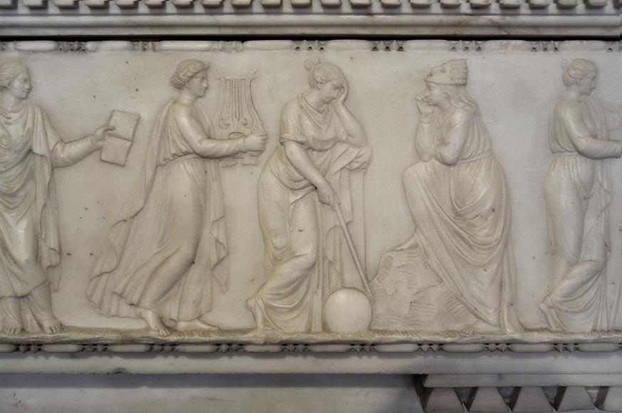 Exceptionnelle cheminée en marbre Statuaire de la fin du XVIIIè siècle avec grande frise de personnages d'après le ''Sarcophage des Muses'' au Musée du Louvre Exceptionnelle cheminée en marbre Statuaire de la fin du XVIIIè siècle avec grande frise de personnages d'après le ''Sarcophage des Muses'' au Musée du Louvre-3