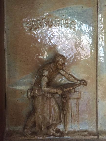 Belle cheminée Art Nouveau en céramique et noyer par Charles Gréber avec frise de travailleurs Belle cheminée Art Nouveau en céramique et noyer par Charles Gréber avec frise de travailleurs-3