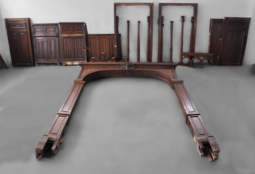 Pièce de boiserie en chêne sculpté à têtes de satyres et motifs de draperies, XIXè siècle Pièce de boiserie en chêne sculpté à têtes de satyres et motifs de draperies, XIXè siècle-0