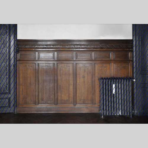 Ensemble de soubassements en bois de chêne à décor de frise de postes