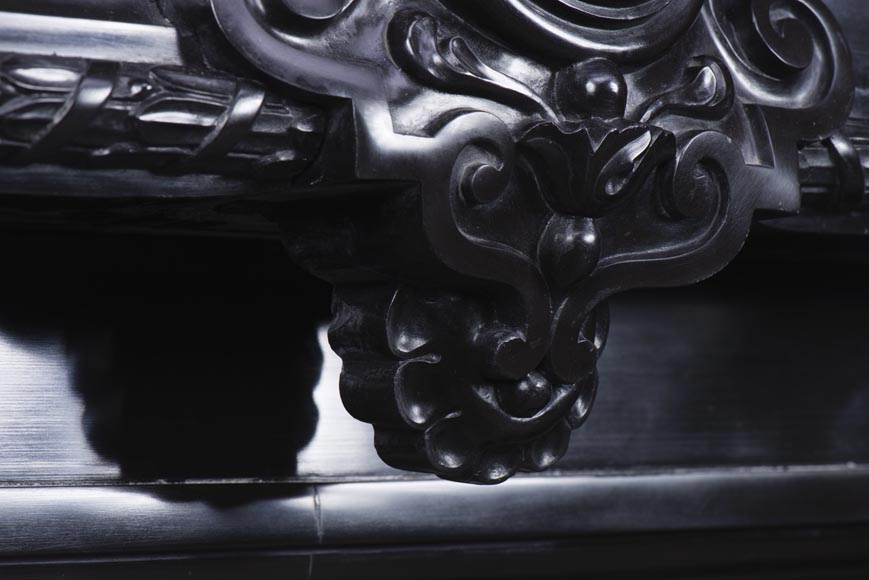 Rare cheminée ancienne de style Napoléon III en marbre Noir Fin de Belgique richement décorée Rare cheminée ancienne de style Napoléon III en marbre Noir Fin de Belgique richement décorée-3