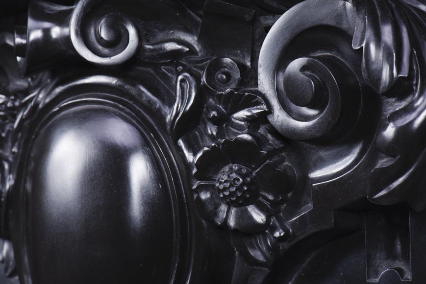 Rare cheminée ancienne de style Napoléon III en marbre Noir Fin de Belgique richement décorée Rare cheminée ancienne de style Napoléon III en marbre Noir Fin de Belgique richement décorée-4