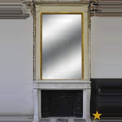 Grande cheminée de style Louis XVI en marbre Blanc de Carrare avec son intérieur en fonte et son trumeau