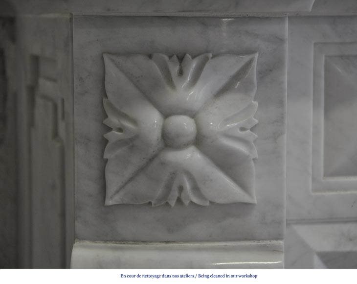 Grande cheminée de style Louis XVI en marbre Blanc de Carrare avec son intérieur en fonte et son trumeau Grande cheminée de style Louis XVI en marbre Blanc de Carrare avec son intérieur en fonte et son trumeau-4