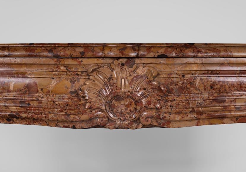Rare cheminée ancienne d'époque Régence en Brèche d'Alep avec son jeu de fontes  Rare cheminée ancienne d'époque Régence en Brèche d'Alep avec son jeu de fontes -1