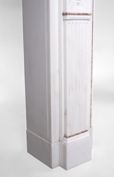 Très belle cheminée ancienne de style Victorien en marbre Statuaire de Carrare et Brocatelle violette de la fin XIXe siècle, avec cannelures, guirlandes et losanges Très belle cheminée ancienne de style Victorien en marbre Statuaire de Carrare et Brocatelle violette de la fin XIXe siècle, avec cannelures, guirlandes et losanges-8