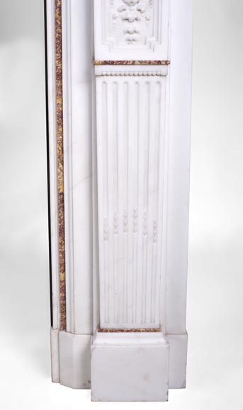 Très belle cheminée ancienne de style Victorien en marbre Statuaire de Carrare et Brocatelle violette de la fin XIXe siècle, avec cannelures, guirlandes et losanges Très belle cheminée ancienne de style Victorien en marbre Statuaire de Carrare et Brocatelle violette de la fin XIXe siècle, avec cannelures, guirlandes et losanges-11