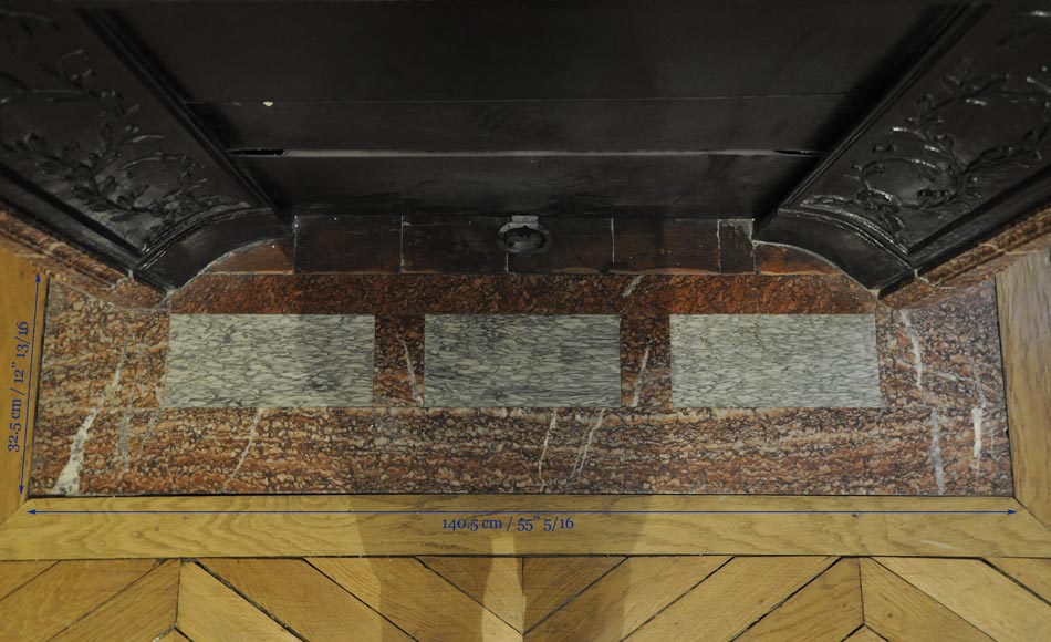 Cheminée ancienne de style Louis XVI à coins arrondis en marbre Griotte et ornements de bronze doré Cheminée ancienne de style Louis XVI à coins arrondis en marbre Griotte et ornements de bronze doré-8