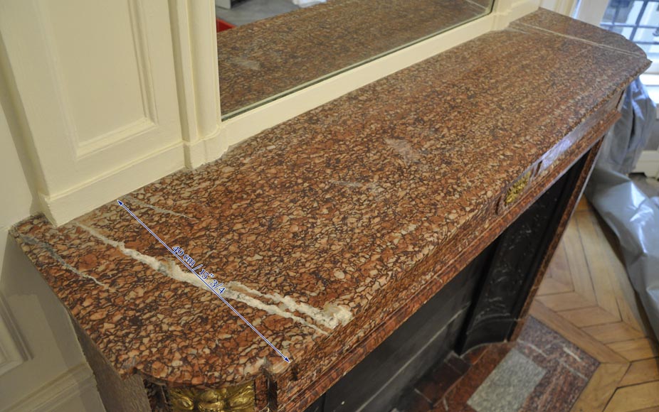 Cheminée ancienne de style Louis XVI à coins arrondis en marbre Griotte et ornements de bronze doré Cheminée ancienne de style Louis XVI à coins arrondis en marbre Griotte et ornements de bronze doré-9