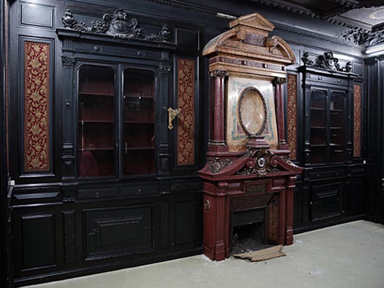 Rare pièce de boiserie Napoléon III en bois noirci avec sa cheminée monumentale en stuc à l'imitation du porphyre Rare pièce de boiserie Napoléon III en bois noirci avec sa cheminée monumentale en stuc à l'imitation du porphyre-0