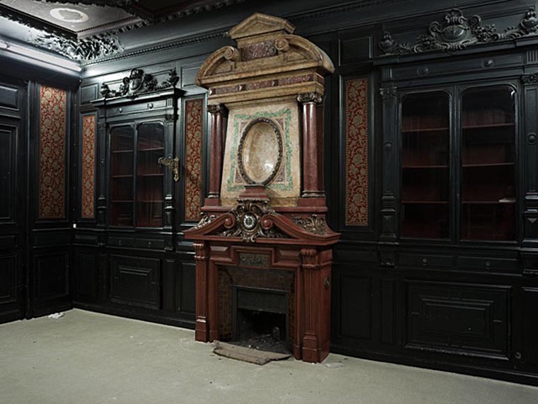 Rare pièce de boiserie Napoléon III en bois noirci avec sa cheminée monumentale en stuc à l'imitation du porphyre Rare pièce de boiserie Napoléon III en bois noirci avec sa cheminée monumentale en stuc à l'imitation du porphyre-1