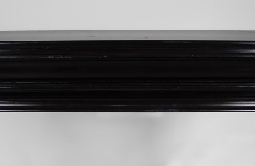 Belle cheminée ancienne de style Napoléon III à enroulements et feuilles d'acanthe en marbre Noir Fin de Belgique Belle cheminée ancienne de style Napoléon III à enroulements et feuilles d'acanthe en marbre Noir Fin de Belgique-1