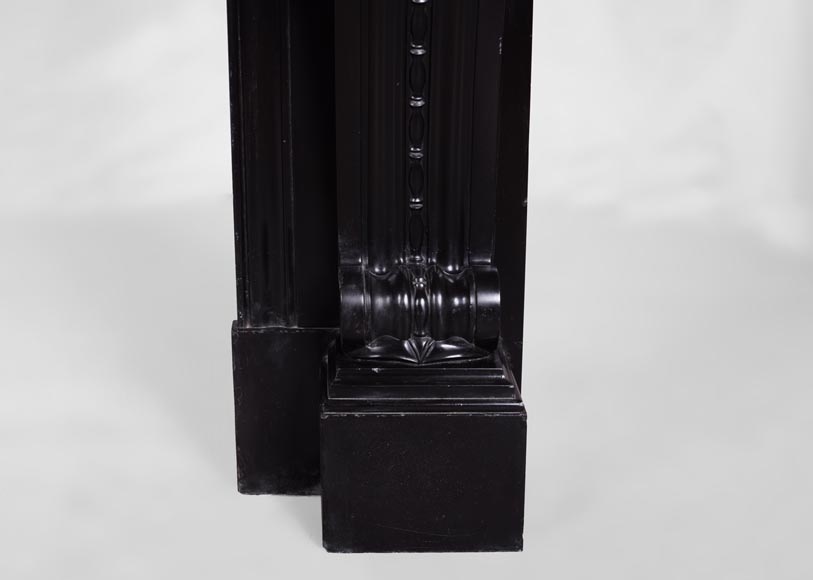 Belle cheminée ancienne de style Napoléon III à enroulements et feuilles d'acanthe en marbre Noir Fin de Belgique Belle cheminée ancienne de style Napoléon III à enroulements et feuilles d'acanthe en marbre Noir Fin de Belgique-8