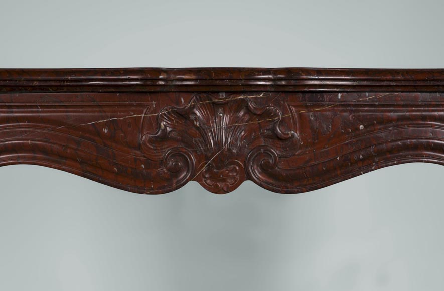 Cheminée ancienne de style Louis XV à trois coquilles en marbre Rouge Griotte Cheminée ancienne de style Louis XV à trois coquilles en marbre Rouge Griotte-1