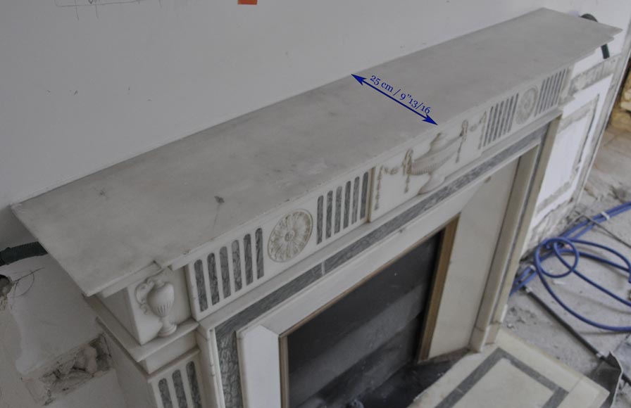 Belle cheminée ancienne de style Victorien en marbre Statuaire de Carrare et incrustations de marbre Vert d'Estours aux vases et à la coupe Belle cheminée ancienne de style Victorien en marbre Statuaire de Carrare et incrustations de marbre Vert d'Estours aux vases et à la coupe-11