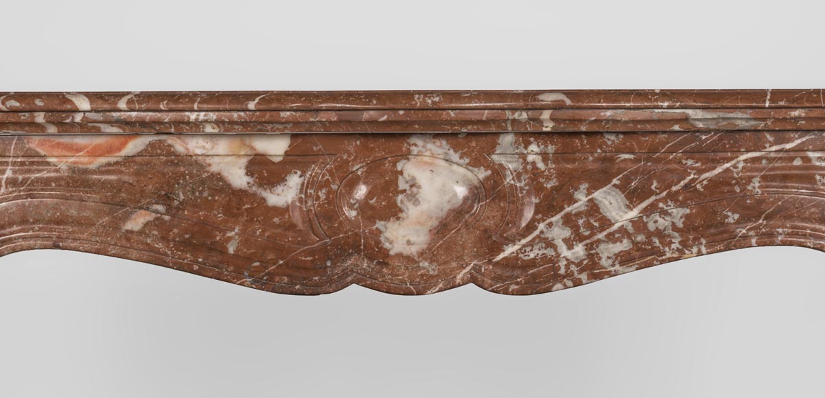 Cheminée ancienne de style Louis XV, modèle Pompadour, en marbre Rouge du Nord Cheminée ancienne de style Louis XV, modèle Pompadour, en marbre Rouge du Nord-1