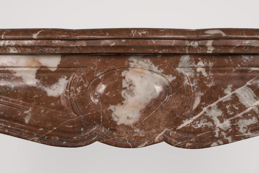 Cheminée ancienne de style Louis XV, modèle Pompadour, en marbre Rouge du Nord Cheminée ancienne de style Louis XV, modèle Pompadour, en marbre Rouge du Nord-2