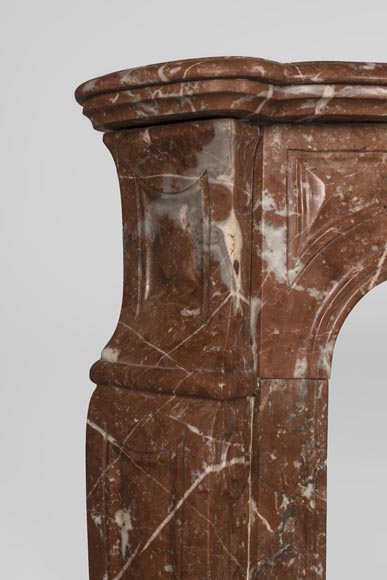 Cheminée ancienne de style Louis XV, modèle Pompadour, en marbre Rouge du Nord Cheminée ancienne de style Louis XV, modèle Pompadour, en marbre Rouge du Nord-5