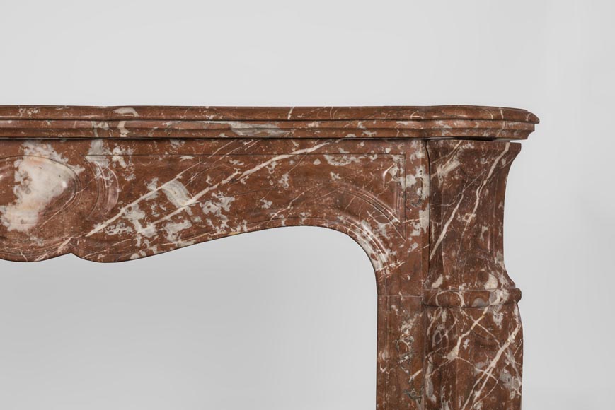 Cheminée ancienne de style Louis XV, modèle Pompadour, en marbre Rouge du Nord Cheminée ancienne de style Louis XV, modèle Pompadour, en marbre Rouge du Nord-8