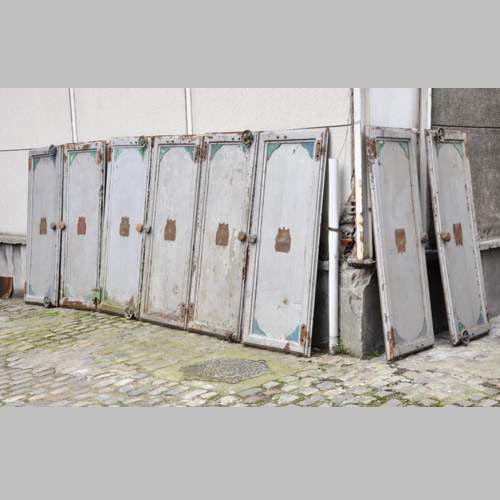 Ensemble ancien de huit portes de chaufferie industrielle