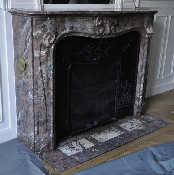 Cheminée ancienne de style Louis XV en marbre Rouge du Nord à la coquille feuillagée  Cheminée ancienne de style Louis XV en marbre Rouge du Nord à la coquille feuillagée -2