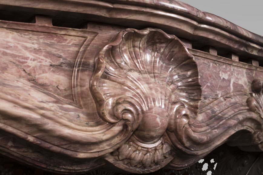 Très belle cheminée ancienne de style Louis XV en marbre Fleur de Pêcher richement sculptée Très belle cheminée ancienne de style Louis XV en marbre Fleur de Pêcher richement sculptée-2