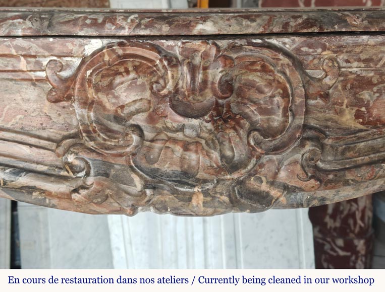 Cheminée d'époque Louis XV en marbre Rouge Royal ornée d'une coquille Cheminée d'époque Louis XV en marbre Rouge Royal ornée d'une coquille-1