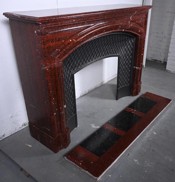 Cheminée de style Louis XIV à boudin sculptée en marbre Griotte Cheminée de style Louis XIV à boudin sculptée en marbre Griotte-2