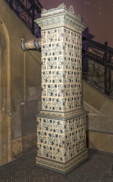 Grand poêle ancien en faïence blanc et bleu Grand poêle ancien en faïence blanc et bleu-0