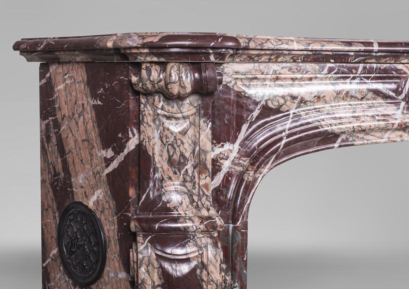 Cheminée ancienne de style Louis XV, modèle Pompadour, en marbre Campan rubané Cheminée ancienne de style Louis XV, modèle Pompadour, en marbre Campan rubané-3