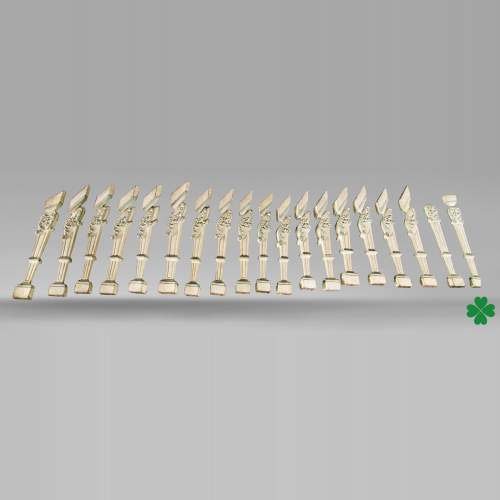 Ensemble de balustres d'escalier en bois sculpté peint