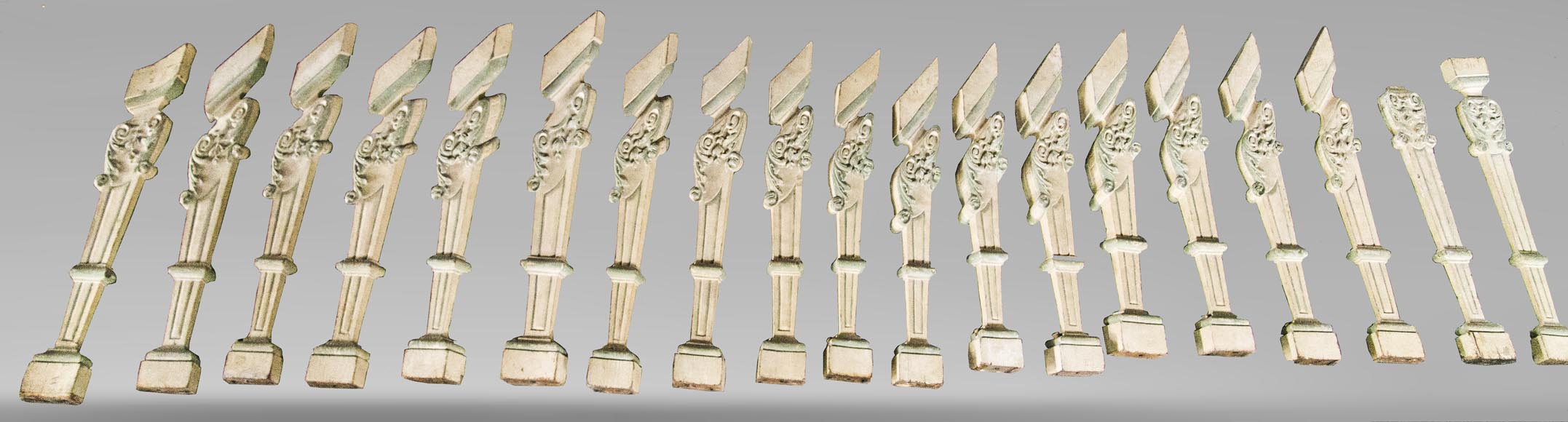 Ensemble de balustres d'escalier en bois sculpté peint Ensemble de balustres d'escalier en bois sculpté peint-0