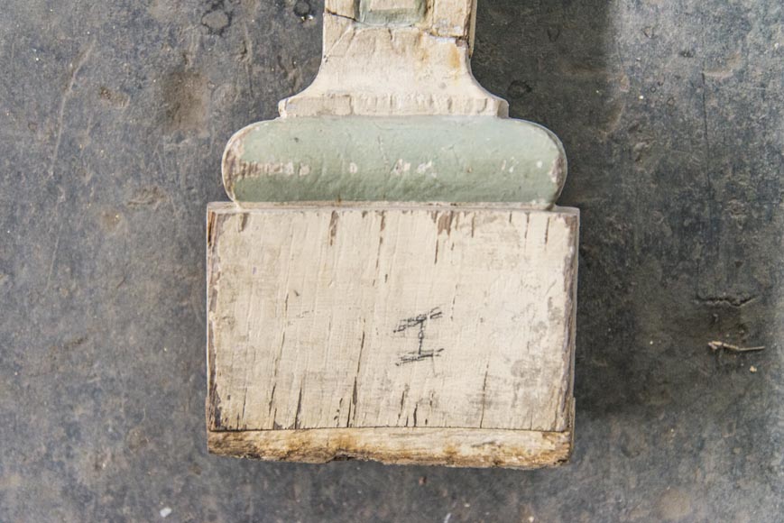 Ensemble de balustres d'escalier en bois sculpté peint Ensemble de balustres d'escalier en bois sculpté peint-2