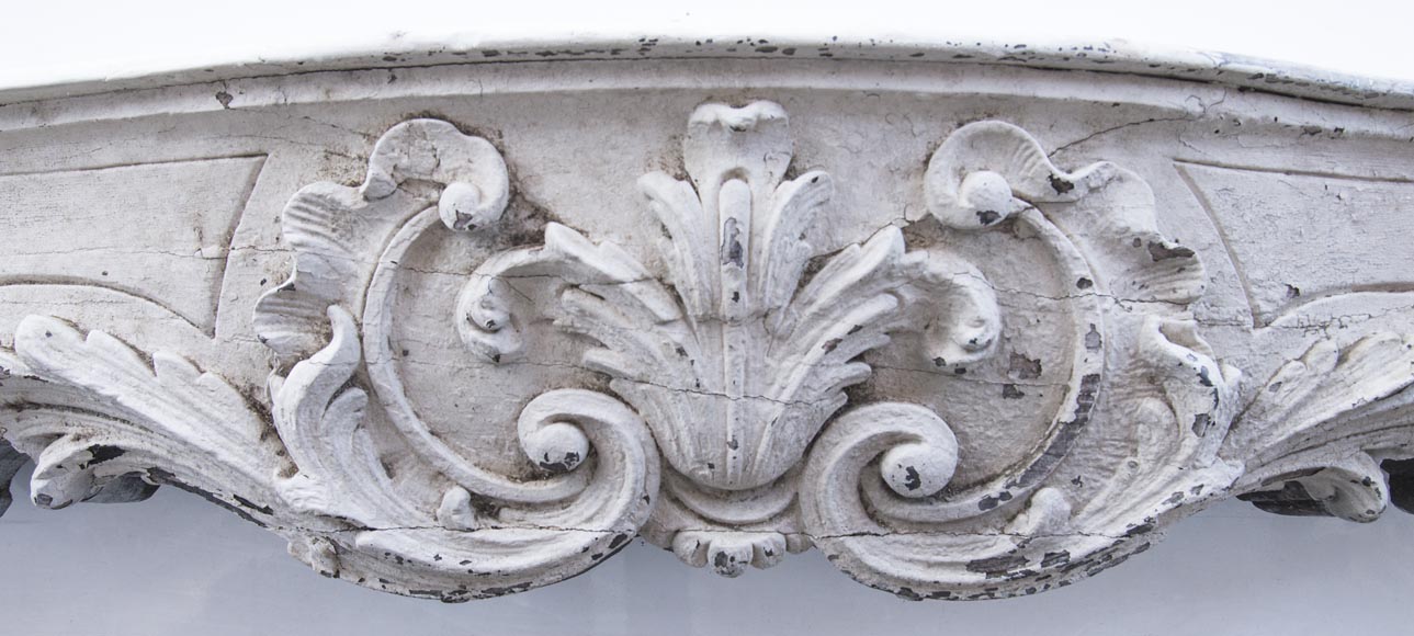 Belle cheminée d'époque Louis XV richement sculptée en chêne peint Belle cheminée d'époque Louis XV richement sculptée en chêne peint-1