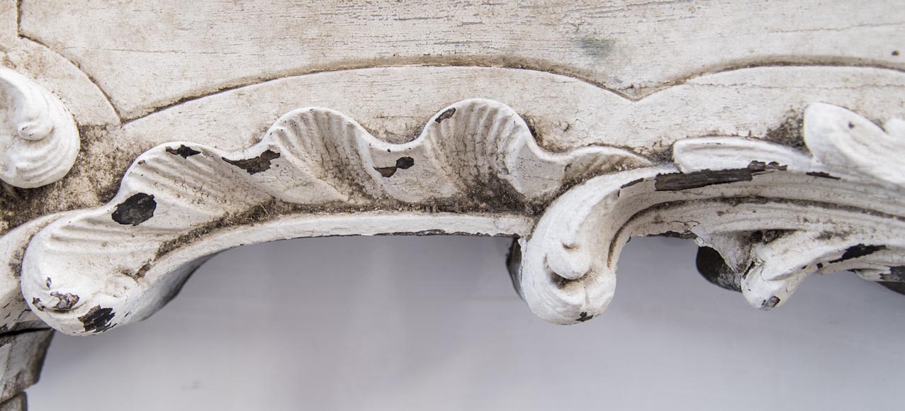 Belle cheminée d'époque Louis XV richement sculptée en chêne peint Belle cheminée d'époque Louis XV richement sculptée en chêne peint-3