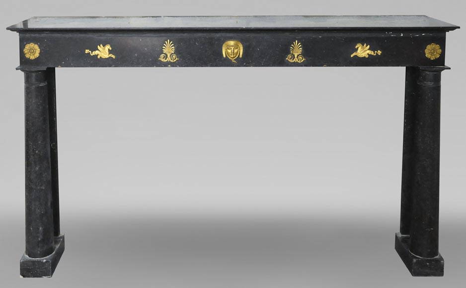 Cheminée Empire, en marbre noir, à ornements de bronze et colonnes détachées Cheminée Empire, en marbre noir, à ornements de bronze et colonnes détachées-0