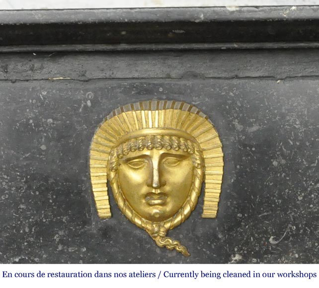 Cheminée Empire, en marbre noir, à ornements de bronze et colonnes détachées Cheminée Empire, en marbre noir, à ornements de bronze et colonnes détachées-1