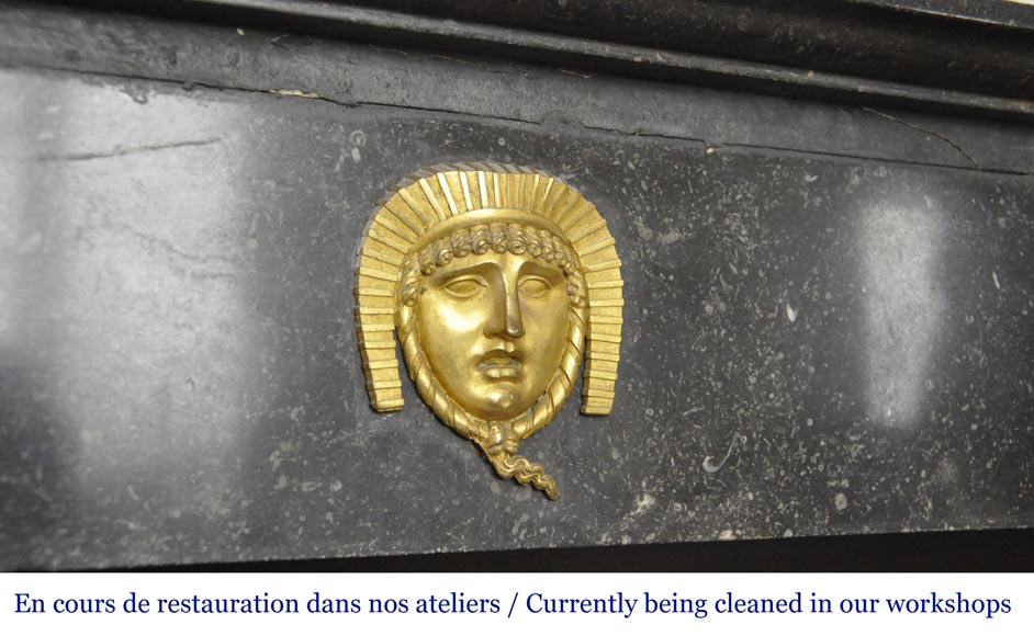 Cheminée Empire, en marbre noir, à ornements de bronze et colonnes détachées Cheminée Empire, en marbre noir, à ornements de bronze et colonnes détachées-2