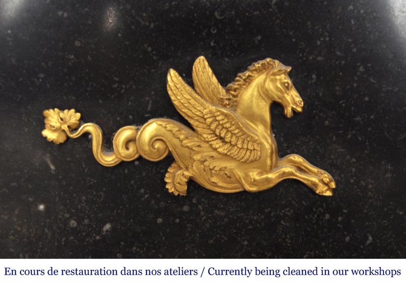 Cheminée Empire, en marbre noir, à ornements de bronze et colonnes détachées Cheminée Empire, en marbre noir, à ornements de bronze et colonnes détachées-3