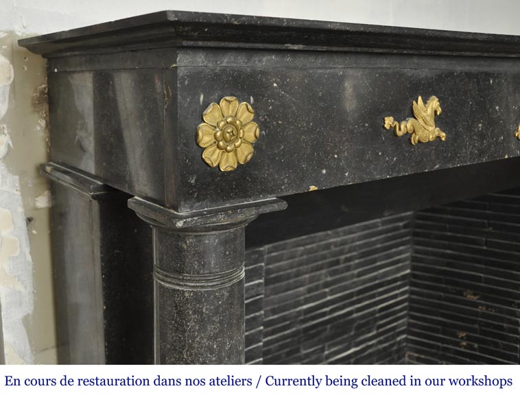 Cheminée Empire, en marbre noir, à ornements de bronze et colonnes détachées Cheminée Empire, en marbre noir, à ornements de bronze et colonnes détachées-4