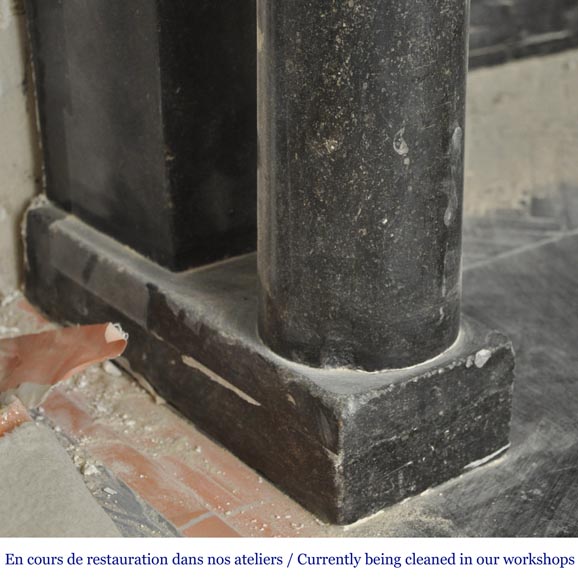 Cheminée Empire, en marbre noir, à ornements de bronze et colonnes détachées Cheminée Empire, en marbre noir, à ornements de bronze et colonnes détachées-6