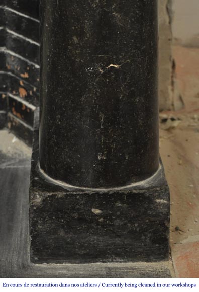 Cheminée Empire, en marbre noir, à ornements de bronze et colonnes détachées Cheminée Empire, en marbre noir, à ornements de bronze et colonnes détachées-9