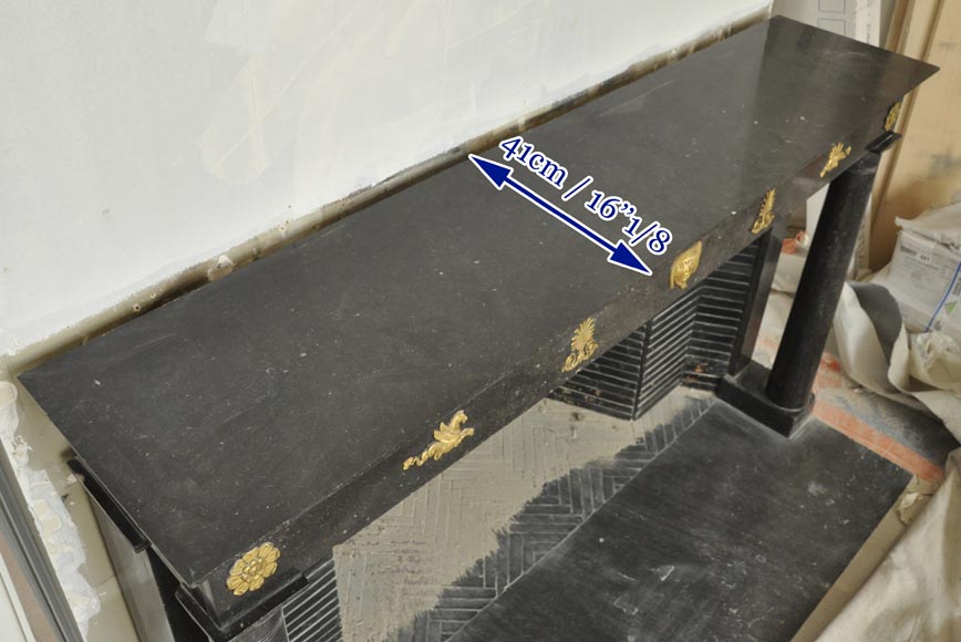 Cheminée Empire, en marbre noir, à ornements de bronze et colonnes détachées Cheminée Empire, en marbre noir, à ornements de bronze et colonnes détachées-10