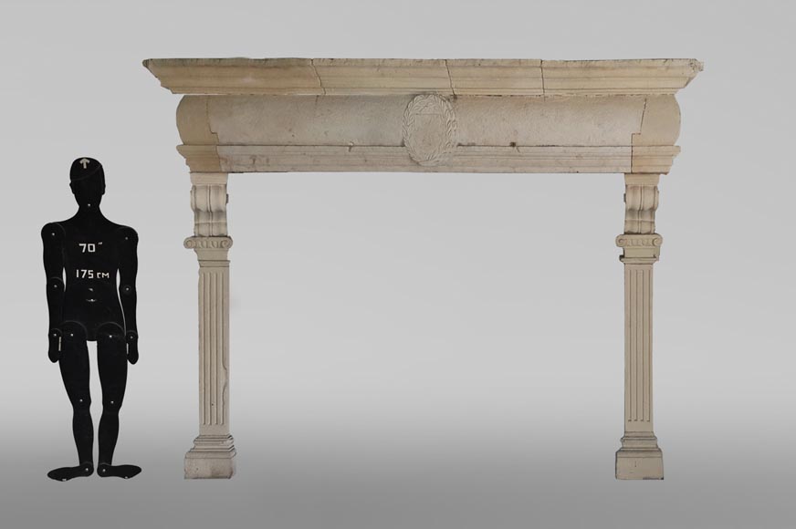 Importante cheminée en pierre du XVIIe siècle Importante cheminée en pierre du XVIIe siècle-0