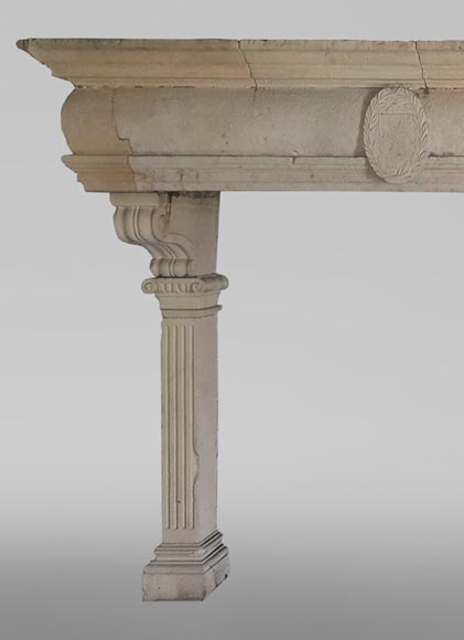 Importante cheminée en pierre du XVIIe siècle Importante cheminée en pierre du XVIIe siècle-1