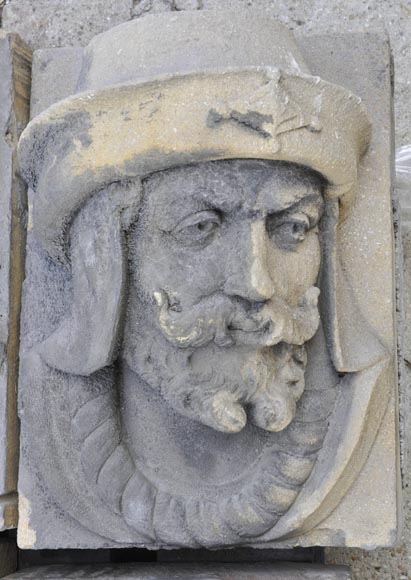 Ensemble de visages sculptés et d'éléments décoratifs en pierre de Soleil des Ardennes, fin du XIXe siècle Ensemble de visages sculptés et d'éléments décoratifs en pierre de Soleil des Ardennes, fin du XIXe siècle-7